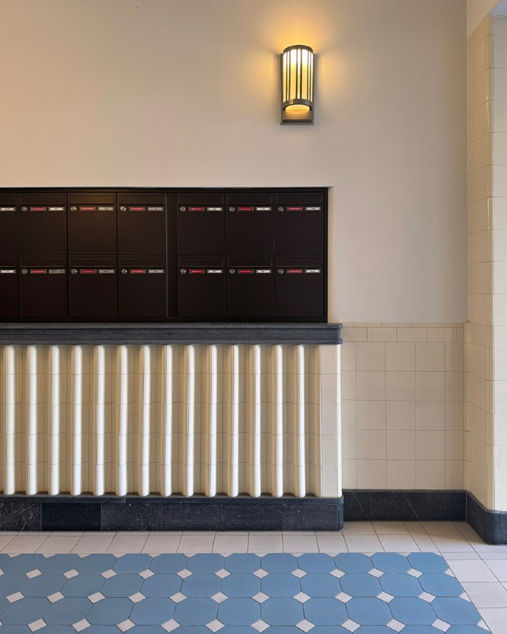 Mit einer besonders aufwendigen und detailverliebten Wandgestaltung aus Viertelstäben und einfarbigen Wandfliesen in Cremeweiß präsentiert sich dieser neugestaltete Hauseingang in Berlin-Charlottenburg. Klassische Achteckfliesen mit Einlegern in Blau und Hellgrau runden das Gesamtbild stimmig ab.
#wandfliesen #bodenfliesen #golemtiles #golemfliesen #berlinerhauseingänge #hauseingang #interiordesign #ceramicart #handmadeceramics #ceramicinterior #tiles #floortiles #walltiles #octagontiles