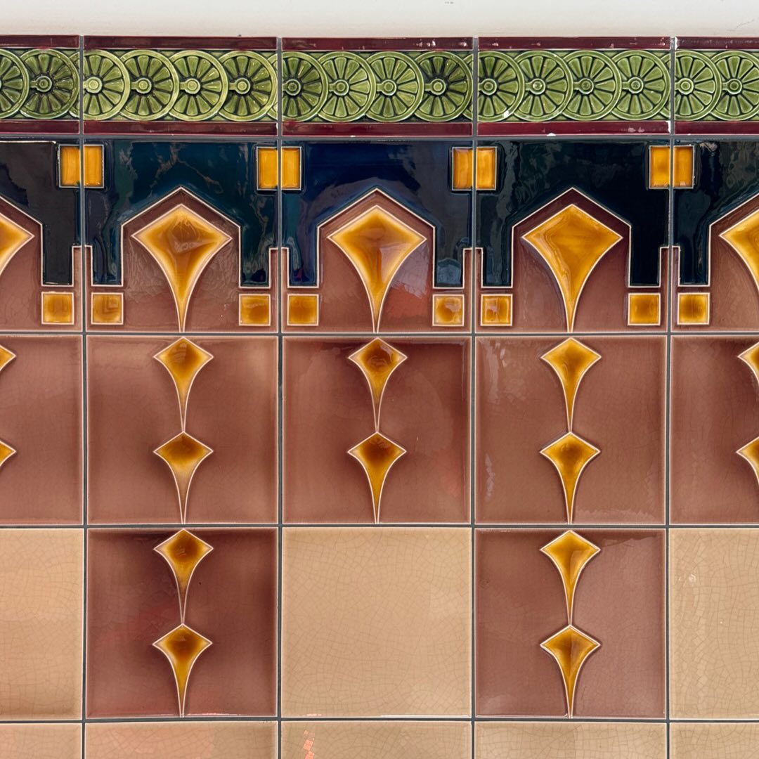 Paneel mit Bordüre B 22, Dekorfliese F 96 a/b und Unifliese F 10.1 @edeka Fürstenberger Straße in Berlin.
@edeka.berlin #golemfliesen #artdeco #artnouveau #tiles #walltiles #decortiles #glazedtiles #handmadetiles #ceramictiles