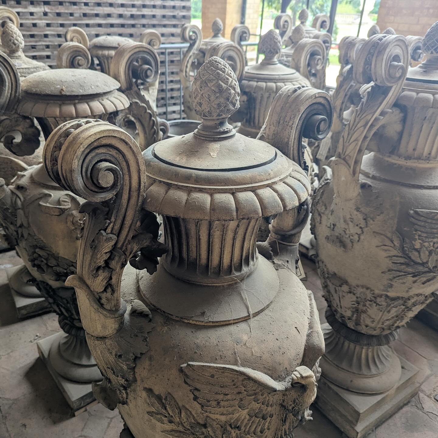 Ein besonderes Projekt, das uns bis ins nächste Jahr begleiten wird: Die historischen Vasen der Orangerie im Park Sanssouci werden von uns zum Teil als Replik neu gefertigt und zum Teil ausgebessert. Im ersten Schritt arbeiten wir an Farbproben, um den richtigen Terrakotta-Farbton zu treffen.
#sanssouci #orangerie #orangeriesanssouci #parksanssouci #terrakotta #baukeramik #restauration #handwerk #denkmal