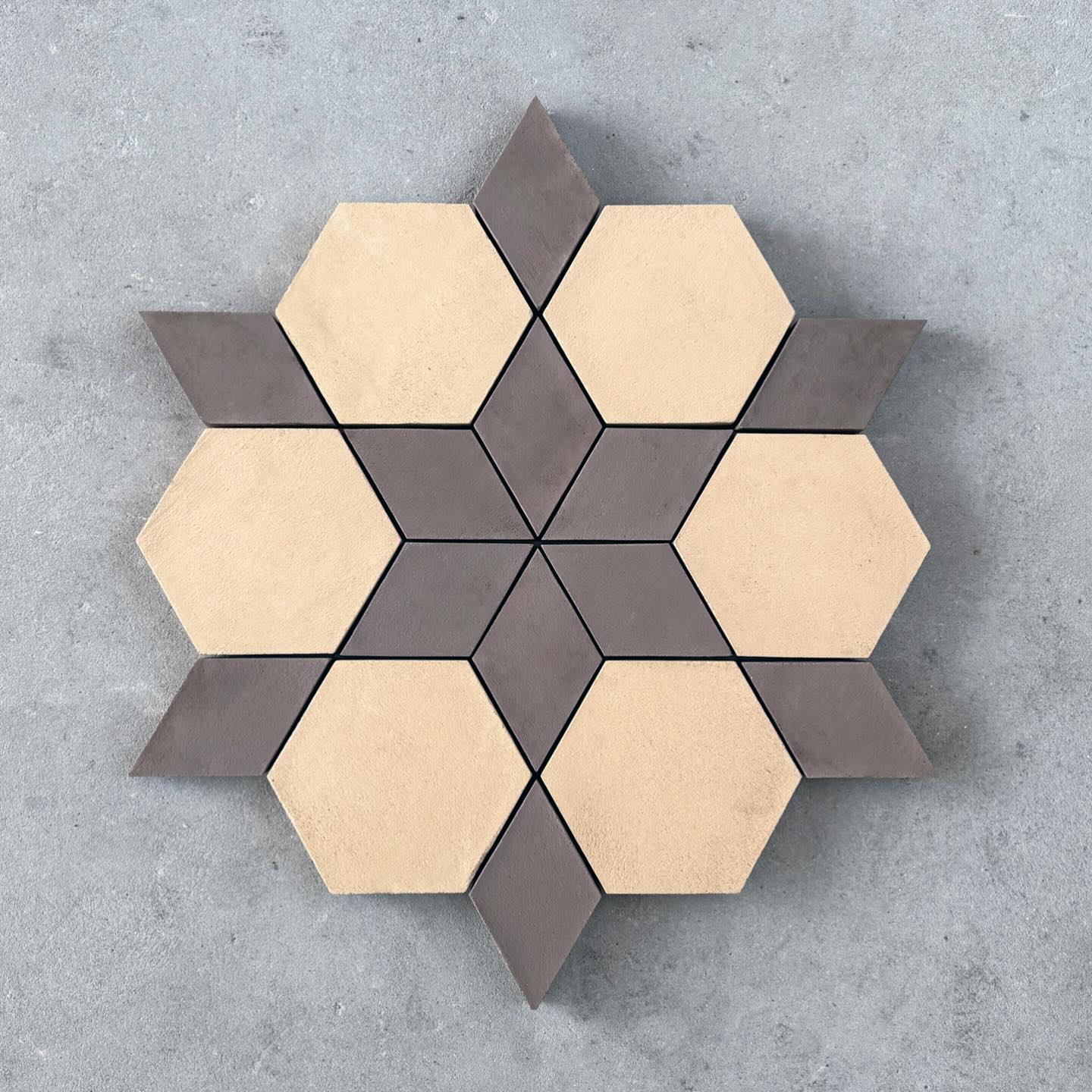 Für die Erneuerung des Kirchenbodens, passend zum historischen Bestand:
Handstrichplatten aus Terrakotta nach Originalvorlage für die Kirche in Bedsted (Dänemark). Sechseck- und Rautenformate, durchgefärbt und mit rauer Oberfläche. Die Kombination beider Formate ermöglicht unterschiedliche Verlegemuster, darunter das sternförmige Verlegebild.
#terracottatiles #terrakottafliesen #restauration #handmadetiles #sternenmuster