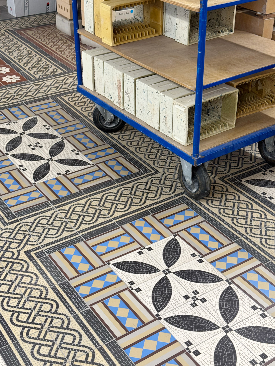 Natürlich arbeiten wir auf unseren eigenen Fliesen.
Was könnte passender sein als ein Boden aus Steinzeugfliesen – dort, wo täglich neue Fliesen entstehen?
Ein Boden, der viel leisten und aushalten muss: Ofenwägen, Gabelstapler, schwere Paletten, unzählige Schritte.
In unseren Werkstätten für Boden- und Wandfliesen und für Terrakotta liegen Fliesen aus vielen Jahren Produktion. So entsteht aus unterschiedlichen Chargen und Mustern ein buntes Archiv unter unseren Füßen.
Ähnliche, von uns individuell gestaltete Verlegungen aus Überproduktionen sind auch im GOLEM-Werksverkauf erhältlich.
#golemfliesen #bodenfliesen #tiles #floortiles #steinzeugfliesen