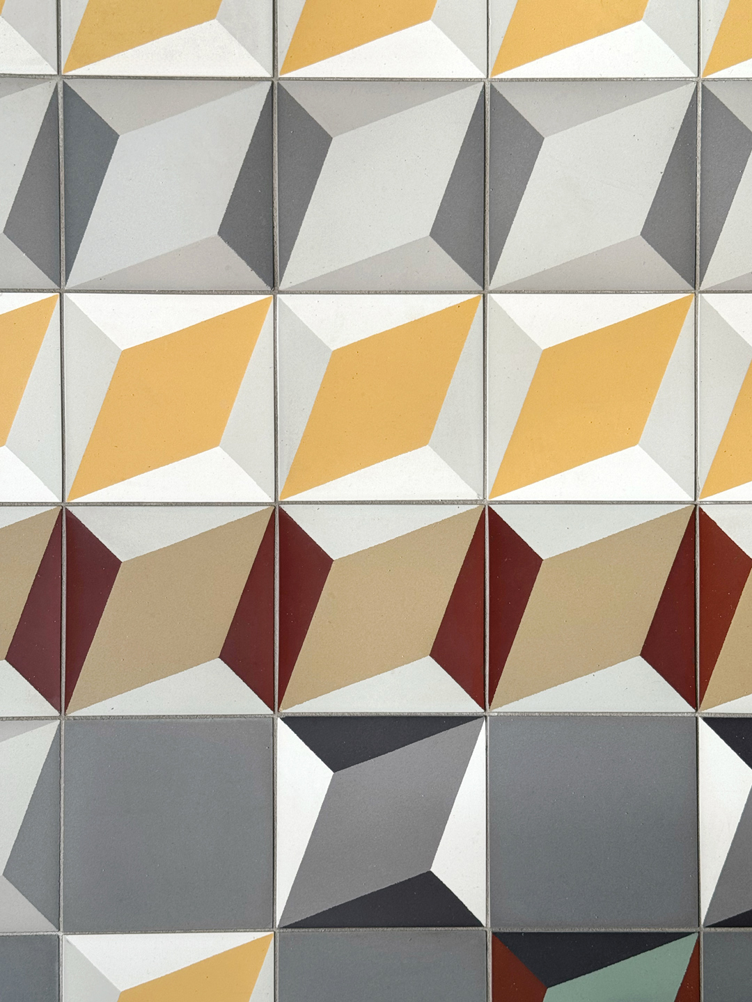 Auch in unseren Büros arbeiten wir auf unseren eigenen Fliesen – dort wo sie geplant, gezeichnet und weitergedacht werden. Skizzenhafte, lebendige Kombinationen aus unterschiedlichen Serien, Farben und Formaten. So tragen unsere Fliesen nicht nur Handwerk, sondern auch Ideen.

#golemfliesen #steinzeugfliesen #feinsteinzeug #bodenfliesen #handmadetiles #floortiles #golemtiles #interiordesign