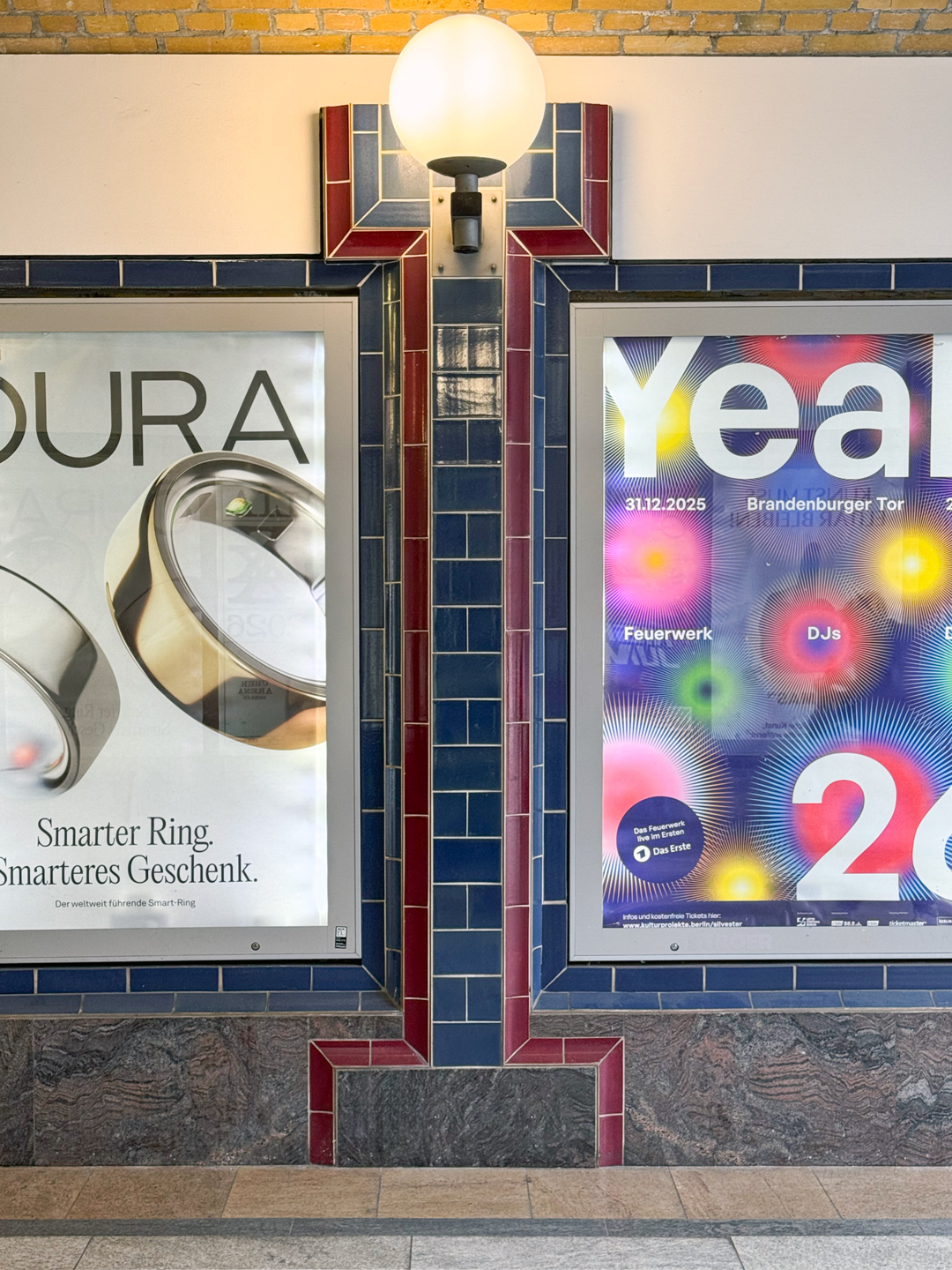 Ganz in der Nähe der Hackesche Höfe – wo wir bereits in den 90er Jahren Baukeramik für die Sanierung gefertigt haben – befindet sich der S-Bahnhof Hackescher Markt.
Für die Wiederherstellung und Annäherung an das historische Erscheinungsbild des Bahnhofs haben wir dort vor einigen Jahren glasierte Verblender in unterschiedlichen Formaten und Farben gefertigt.

#hackeschermarkt #handwerk #sbahnberlin #verblender #keramik #architektur #berlin