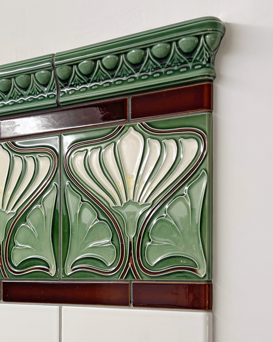 Kantenabschluss zur offenen Wand? Bei uns gibt es alle Formate optional auch mit gerundeter Kante. 
Privates Badezimmer in der Schweiz mit Jugendstil-Dekorfliese F 158 V1, Bordüre B 18, Riemchen und Uni-Fliese.

#dekorfliesen #sonderanfertigung #artnouveau #artnouveaustyle #artnouveauceramic #artnouveautiles #jugendstilfliesen #handmadetiles #walltiles