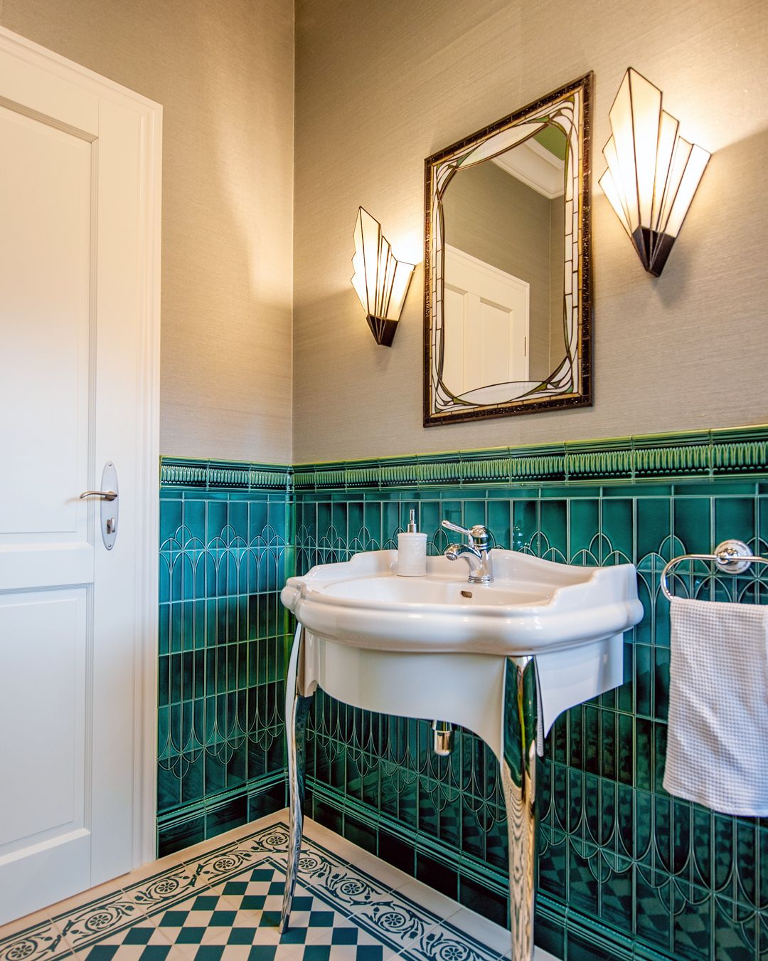 Ein Badezimmer in Petrol.
An der Wand: Jugendstil-Dekorfliese 139 mit Bordüren und Sockelfliesen in Glasur 19.
Auf dem Boden: Steinzeugfliesen aus der Kollektion G.
#petrol #walltiles #bathroomtiles #interior