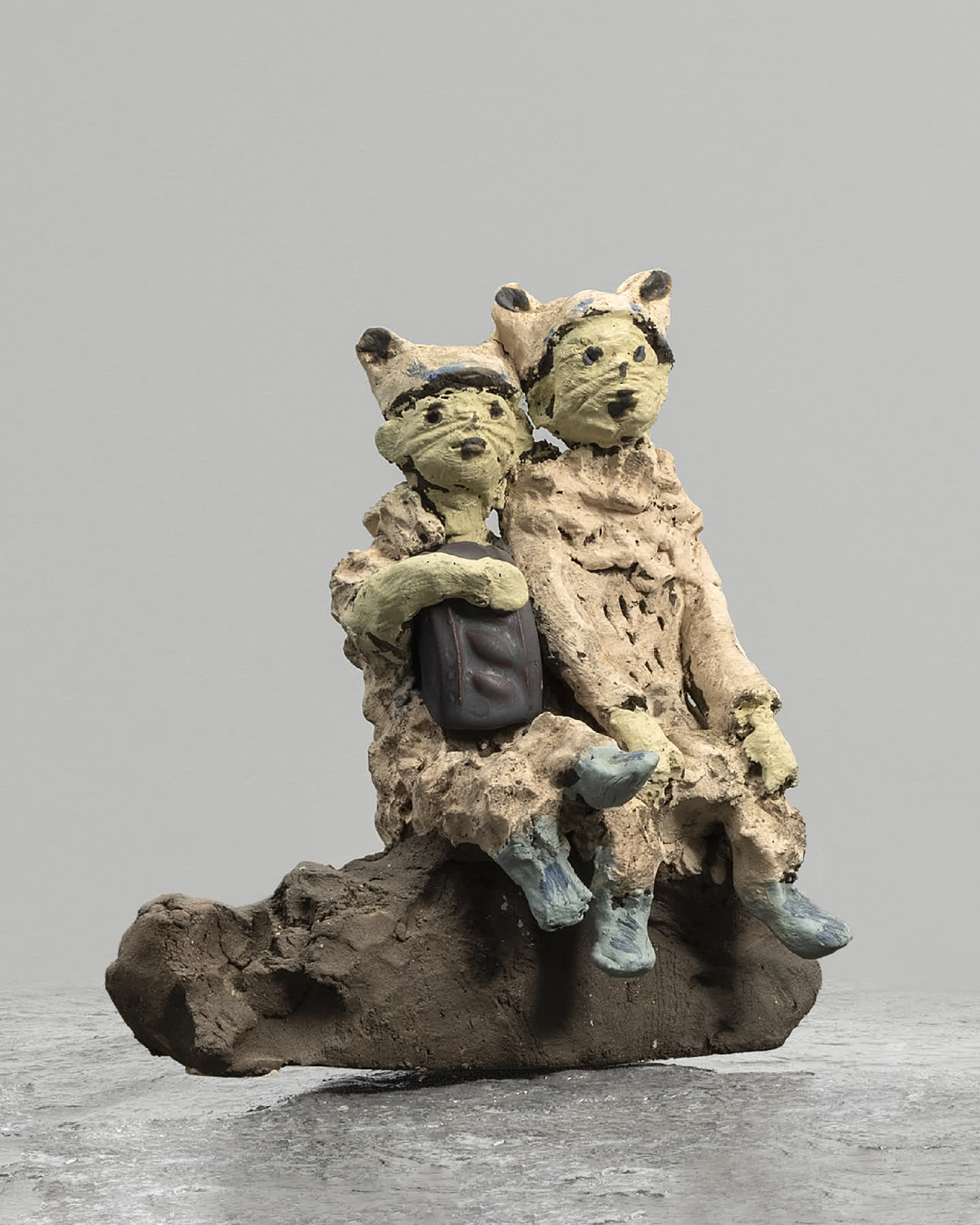 Marion Sander | Sabine Heller | 
9. Mai - 27. Juni 2026 | 
Collagen | Plastiken | 
Mit dieser neuen Ausstellung, bringen wir zwei Künstlerinnen zusammen, deren Laufbahn Ende der 1970er Jahre an der Kunsthochschule Berlin-Weißensee beginnt.
Seit den frühen 1980er Jahren arbeiten beide Frauen kontinuierlich freischaffend. Aufgewachsen und Kunst studiert in der DDR, kaum exmatrikuliert werden beide 1989/90 in die Deutsche Wiedervereinigung katapultiert. Zeit für neue Kunst? Andere Kunst? Mehr Möglichkeiten?
Eine Zeit, die beide Künstlerinnen mit viel Mut, Kraft und Arbeit füllen.
Sie experimentieren und entwickeln sich, unabhängig und frei voneinander.
Bis heute sind sie freunDschaftlich und vor allem fachlich im Austausch verbunden.
#kunst
#kunstinbrandenburg
#kunstgalerie
#galerie3plus
#sabineheller #marionsander
https://galerie3plus.de/blog/marion-sander-sabine-heller/