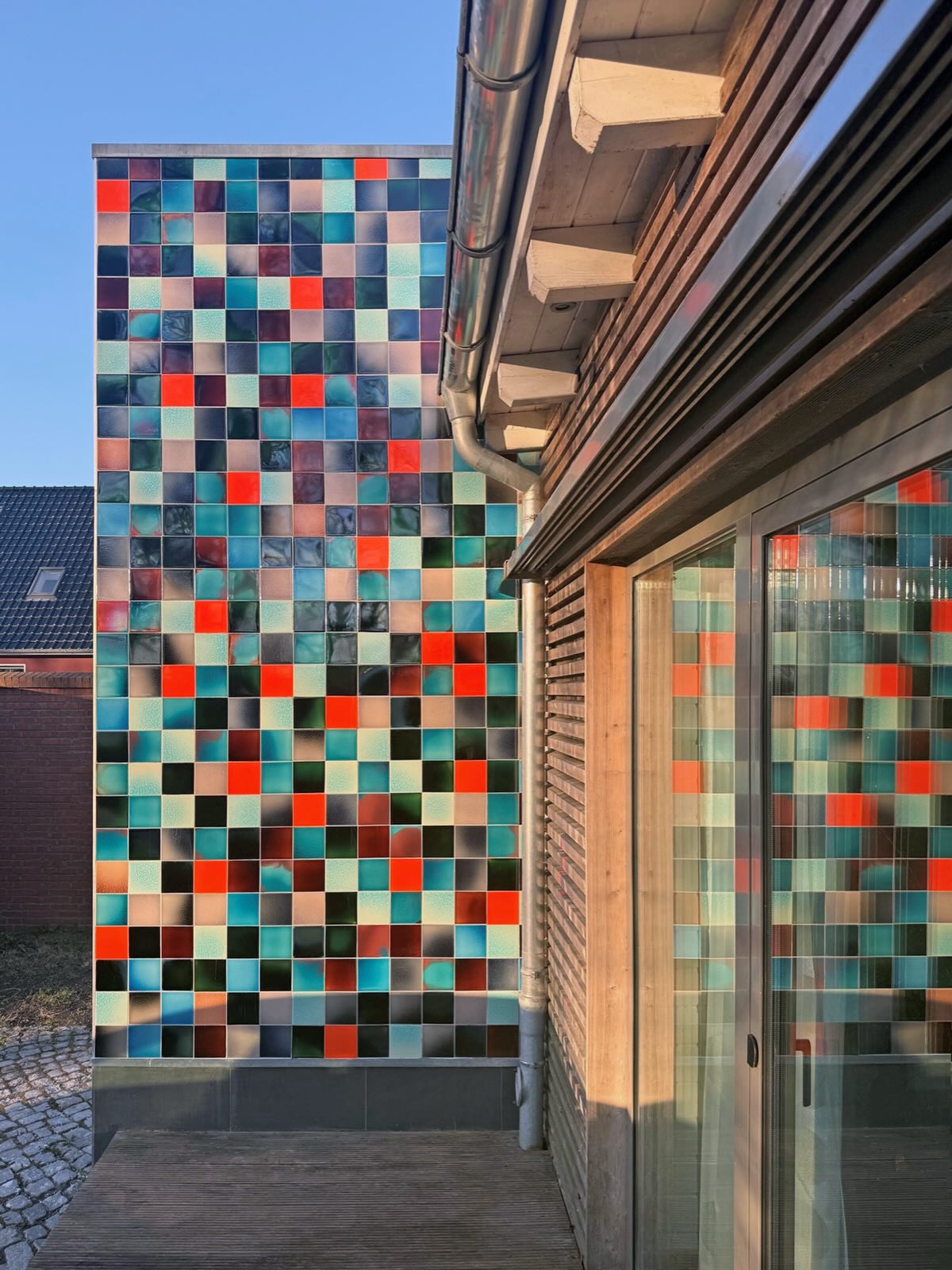 Ein tolles Projekt, wie wir finden: Eine Giebelwand mit Brillantfliesen-Mix im Norden Deutschlands.

Unsere glasierten Steinzeugfliesen bringen dank ihrer Farbintensität und Eignung für den Außenbereich die Fassade zum Leuchten – und zeigen, welche gestalterischen Möglichkeiten in ihnen stecken.

#brillantfliesen #fassade #fliesenfassade #fliesen #architecture