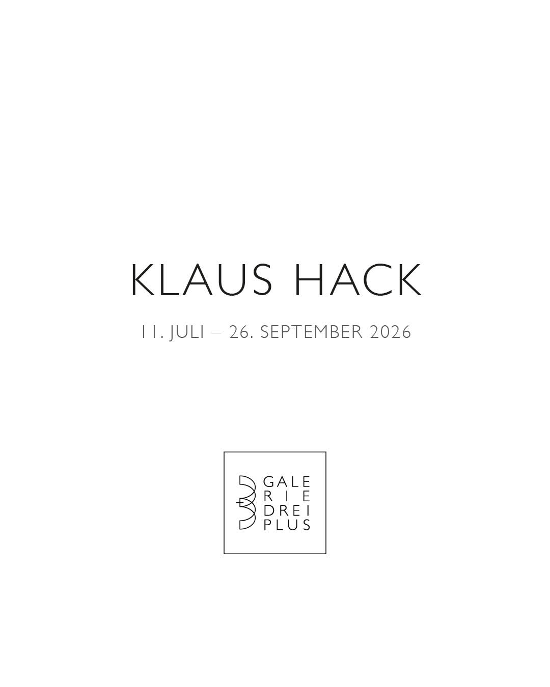 Skulpturen | 11. Juli - 26. September | Klaus Hack | "Man sagt, dass die älteste Form der handwerklich-künstlerischen Gestaltgebung eines Materials die Holzbildhauerei gewesen sei. Die ältesten Zeugnisse stammen aus prähistorischer Zeit. Wohl keine andere Gattung der bildenden Kunst ist dem Handwerk derart eng verbunden. Jedoch hat erst die Moderne des 20. Jahrhunderts diesem Metier gleichsam zur vollendeten Autonomie verholfen. Hier beginnt die Arbeit von Klaus Hack, einem Künstler, der wie kein anderer in unseren Breiten seinem gewachsenen Material zur Eigentlichkeit verhilft, indem er es nicht vorführt, sondern in all seinen Möglichkeiten erforscht und an die Grenzen seiner skulpturalen Formbarkeit bringt. Das zeigt diese Ausstellung, die das ganze Spektrum seiner formalen wie thematischen Erfindungen exemplarisch umgreift. Die zumeist in reich instrumentierten Weißtönen gefassten, figurativen, wie architektonischen Skulpturen betonen die Spezifik des Materials, indem sie es anscheinend verbergen. So reflektiert der Bildhauer auch dessen Jahrtausende umfassende Geschichte in ganz eigenen Formen einer Archaik, die sich als sehr zeitgenössisch erweist."
Text: Prof. Matthias Flügge
#kunst #kunstinbrandenburg #kunstgalerie #galerie3plus #klaushack https://galerie3plus.de/blog/klaus-hack-3/