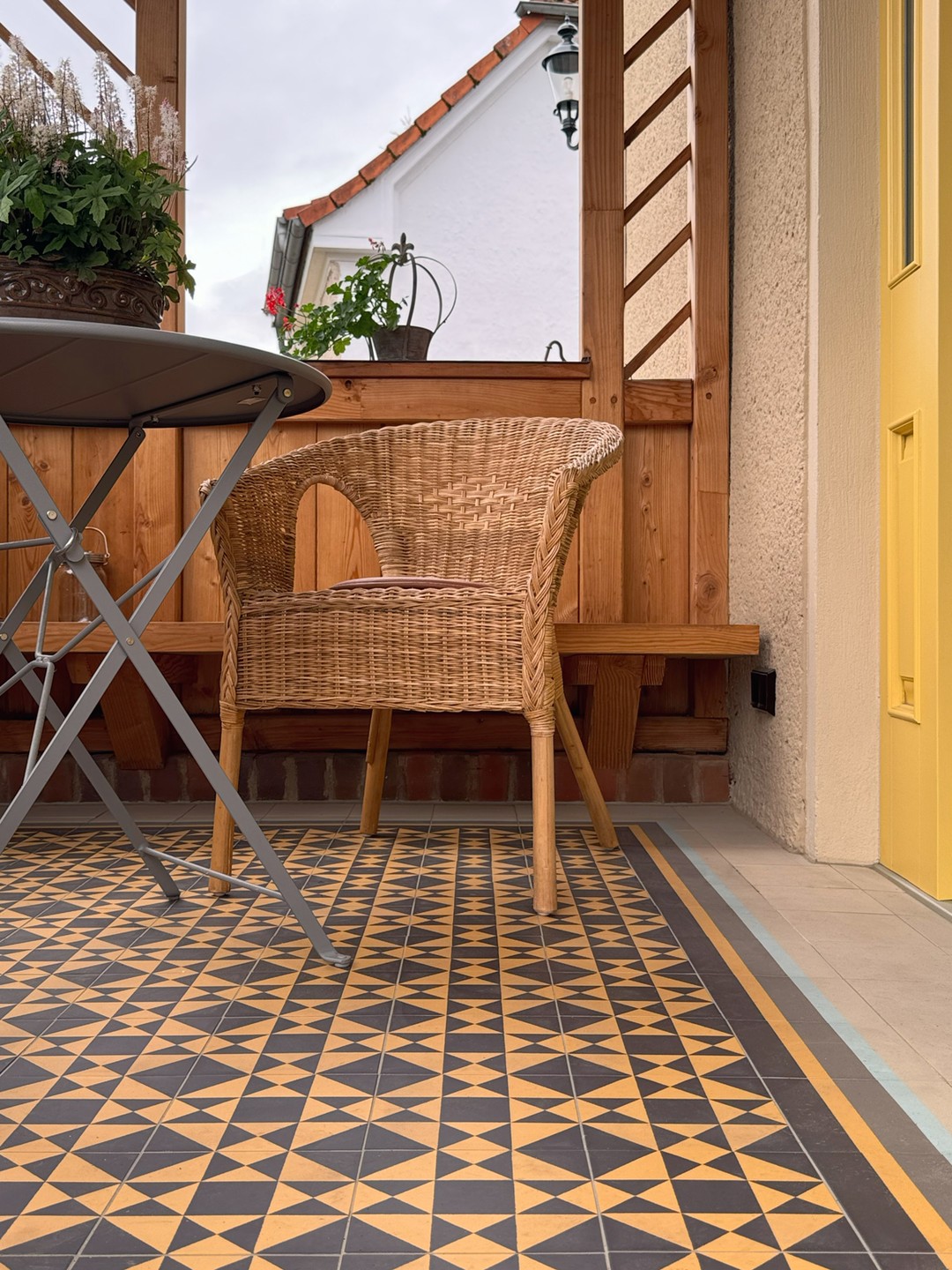 Fläming – Teil 4:
Bereits der überdachte Hauseingang empfängt mit der Bodenfliese SF 229 in der Farbkollektion H. So setzt sich die Farbe Gelb von außen über die Wohnungstür bis in den Innenraum fort.

#bodenfliesen #feinsteinzeug #floordecor #floordesign