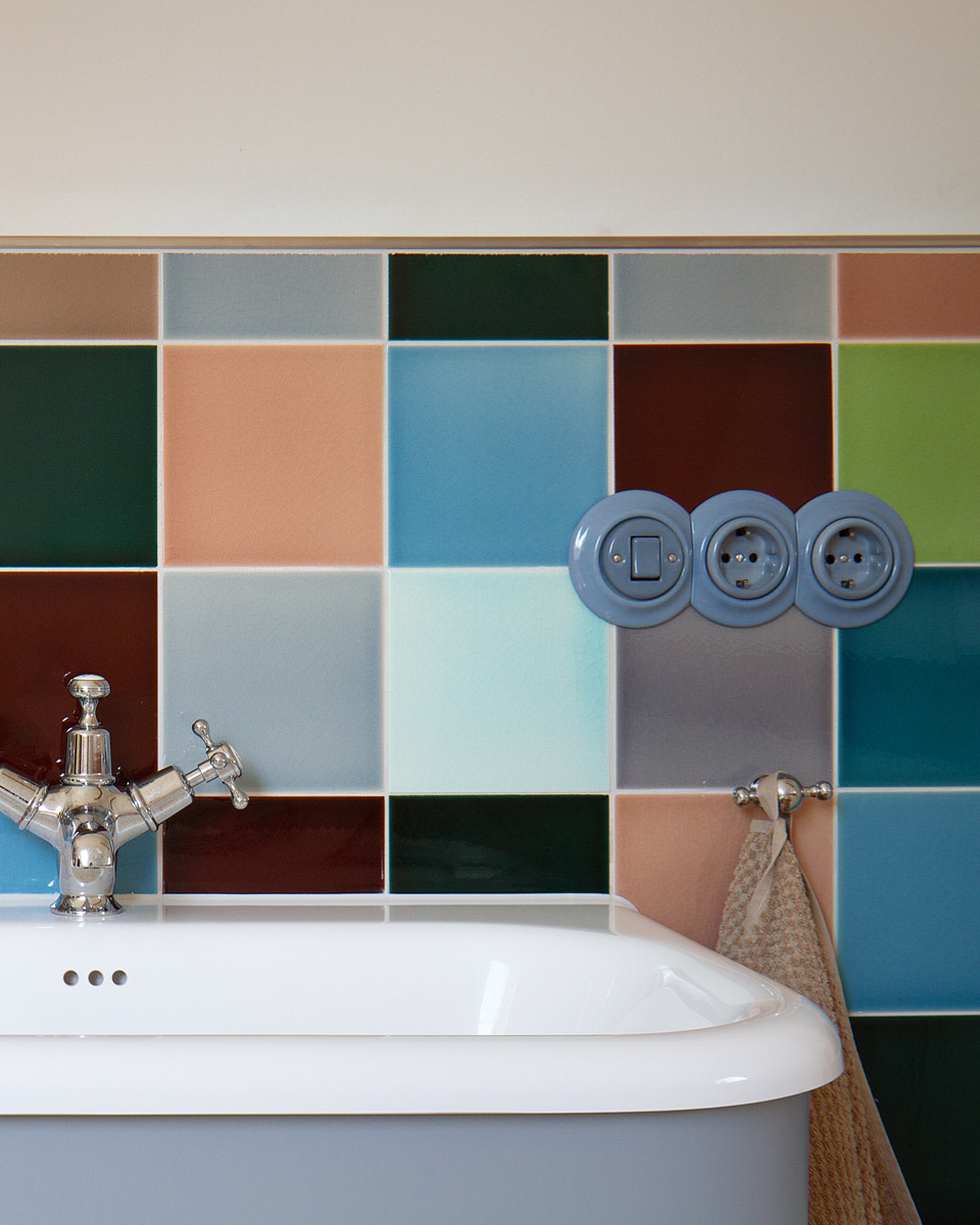 Fläming – Teil 3:
Im Bad setzt ein bunter Mix aus einfarbig glasierten Wandfliesen das Waschbecken und die Dusche in Szene.

#bathroomtiles #ceramicinterior #interior #glazes