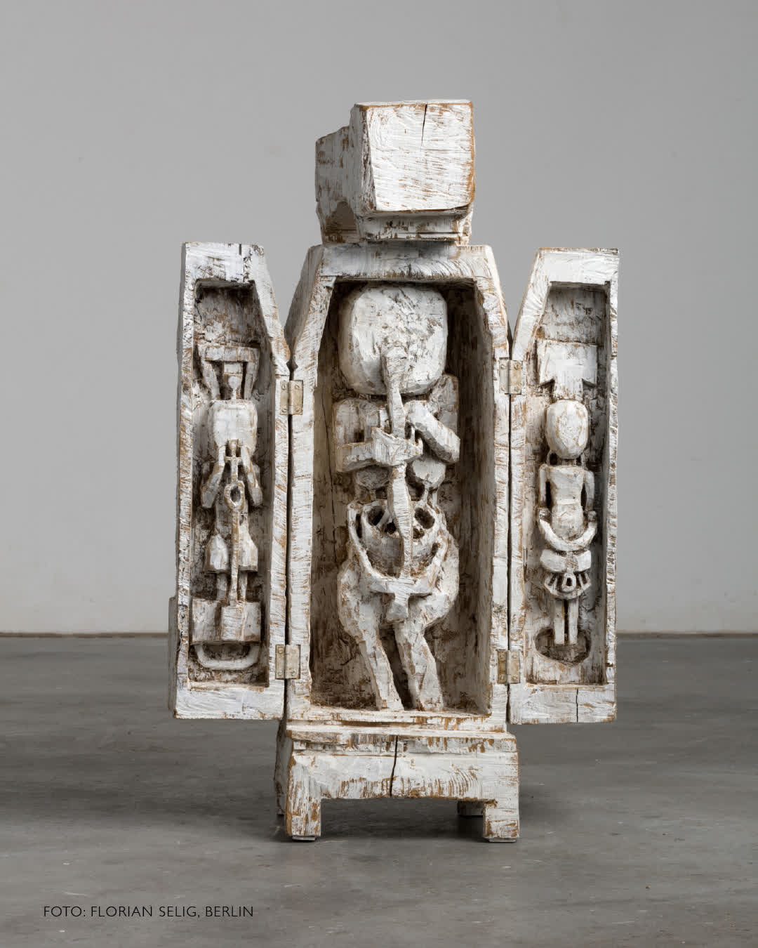 VERNISSAGE 11.7.2026 I SA. 15 Uhr
Skulpturen | 11. Juli - 26. September | Klaus Hack |
Redner: Prof. Matthias Flügge
Musik: Duo F:LAUT:E
"Man sagt, dass die älteste Form der handwerklich-künstlerischen Gestaltgebung eines Materials die Holzbildhauerei gewesen sei. Die ältesten Zeugnisse stammen aus prähistorischer Zeit. Wohl keine andere Gattung der bildenden Kunst ist dem Handwerk derart eng verbunden. Jedoch hat erst die Moderne des 20. Jahrhunderts diesem Metier gleichsam zur vollendeten Autonomie verholfen. Hier beginnt die Arbeit von Klaus Hack, einem Künstler, der wie kein anderer in unseren Breiten seinem gewachsenen Material zur Eigentlichkeit verhilft, indem er es nicht vorführt, sondern in all seinen Möglichkeiten erforscht und an die Grenzen seiner skulpturalen Formbarkeit bringt. Das zeigt diese Ausstellung, die das ganze Spektrum seiner formalen wie thematischen Erfindungen exemplarisch umgreift. Die zumeist in reich instrumentierten Weißtönen gefassten, figurativen, wie architektonischen Skulpturen betonen die Spezifik des Materials, indem sie es anscheinend verbergen. So reflektiert der Bildhauer auch dessen Jahrtausende umfassende Geschichte in ganz eigenen Formen einer Archaik, die sich als sehr zeitgenössisch erweist."
Text: Prof. Matthias Flügge
#kunst
#kunstinbrandenburg
#kunstgalerie
#galerie3plus
#klaushack
https://galerie3plus.de/blog/klaus-hack-3/
