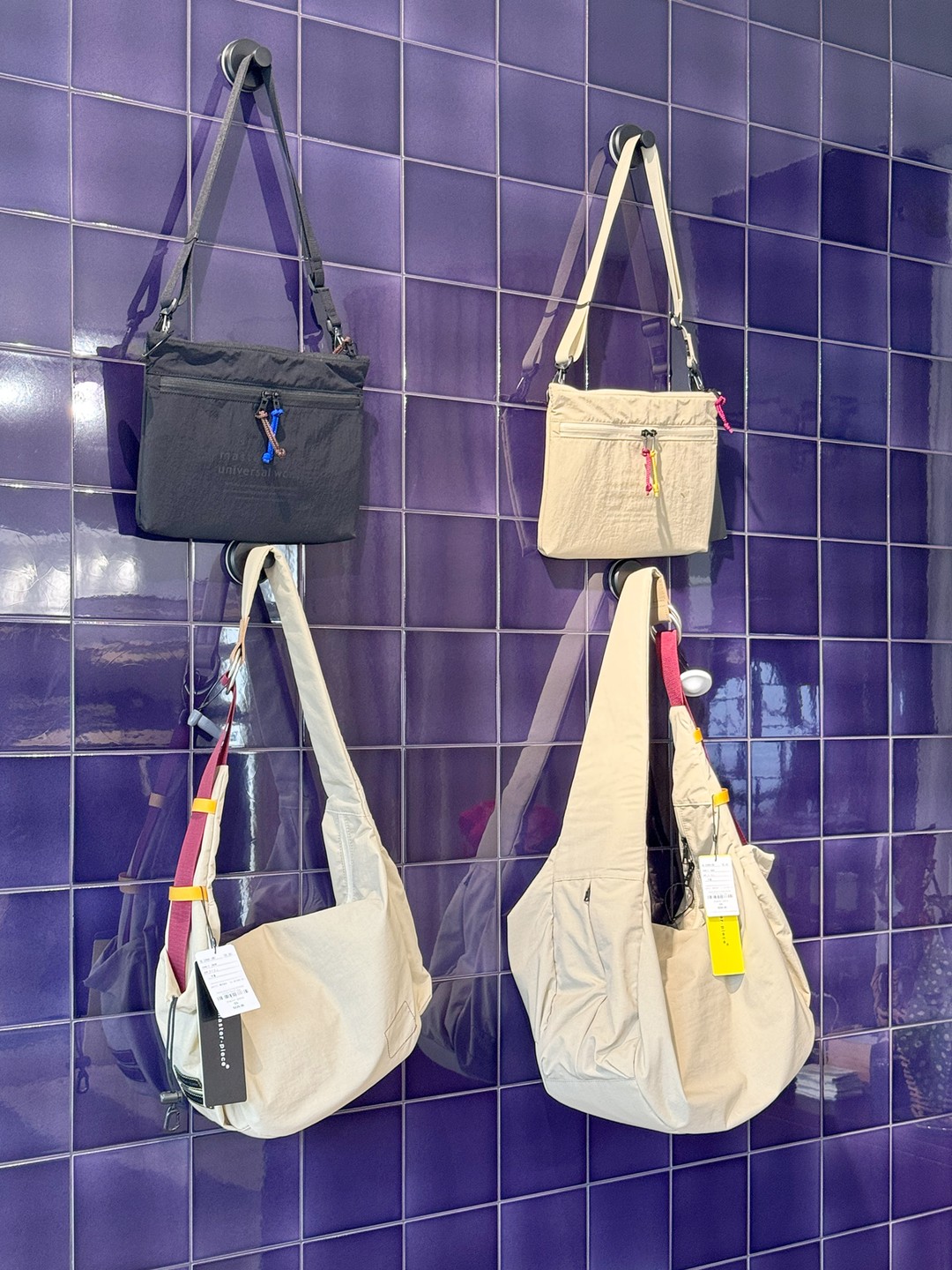 Violett! Einfarbig glasierte Wandfliese F 10.30 mit gerundeten Kanten @trueffelschweinberlin 💜

#universalworksberlin #violet #shopdesign #handmadewalltiles
